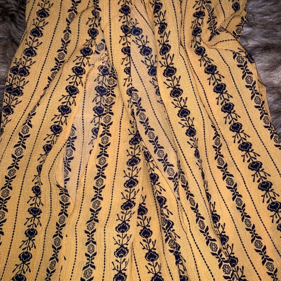 Yellow blouse! - Picture 3 of 3